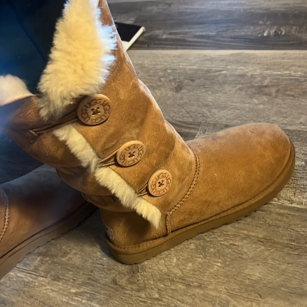 Clean uggs with buttons - Picture 4 of 7